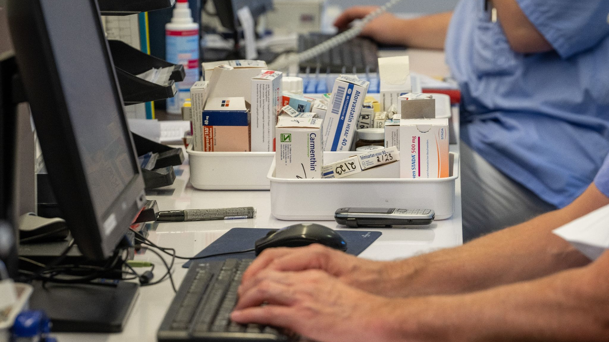 Auf einer Station im Krankenhaus stellen Pflegekräfte am Computer Medikamente zusammen. - Foto: Stefan Puchner/dpa