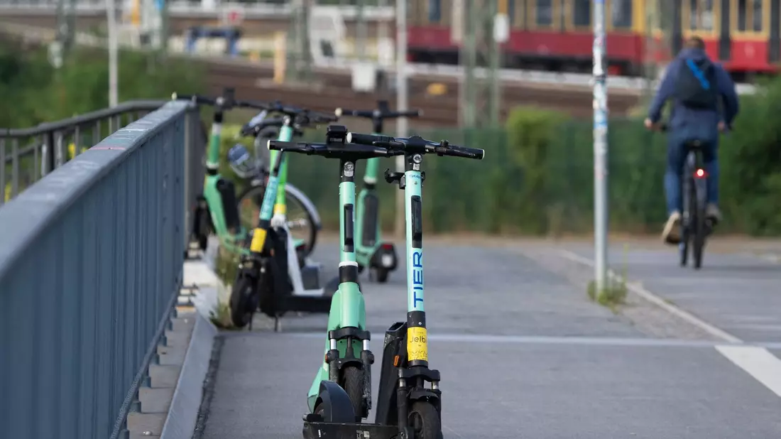 Elektroroller verschiedener Anbieter stehen nahe dem Berliner Bahnhof Ostkreuz auf einem Gehweg. - Bild: Soeren Stache/dpa