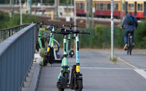 Elektroroller verschiedener Anbieter stehen nahe dem Berliner Bahnhof Ostkreuz auf einem Gehweg. - Foto: Soeren Stache/dpa