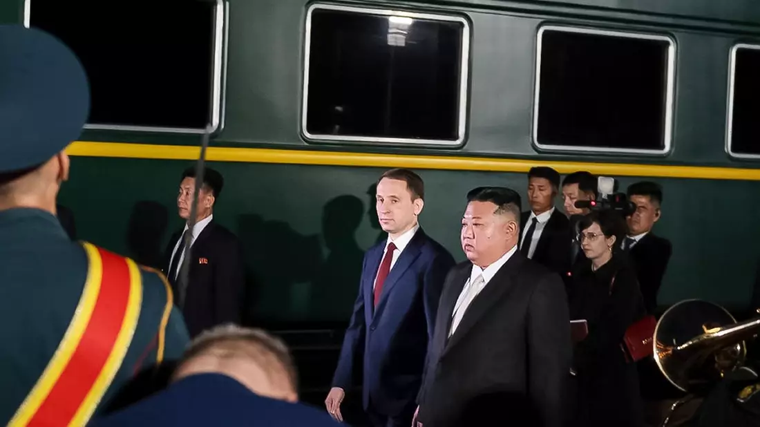 Dieses Videostandbild zeigt Kim Jong-un bei seiner Ankunft im russischen Chassan. Im Fernen Osten Russlands wird heute ein Treffen von Präsident Wladimir Putin mit dem nordkoreanischen Staatschef erwartet. - Bild: Uncredited/Russian Ministry of Natural Resources and Ecology telegram channel/AP/dpa
