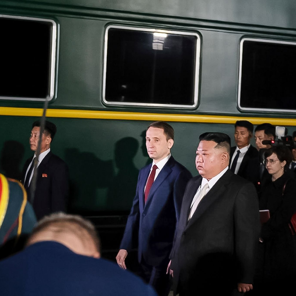 Dieses Videostandbild zeigt Kim Jong-un bei seiner Ankunft im russischen Chassan. Im Fernen Osten Russlands wird heute ein Treffen von Präsident Wladimir Putin mit dem nordkoreanischen Staatschef erwartet. - Foto: Uncredited/Russian Ministry of Natural Resources and Ecology telegram channel/AP/dpa