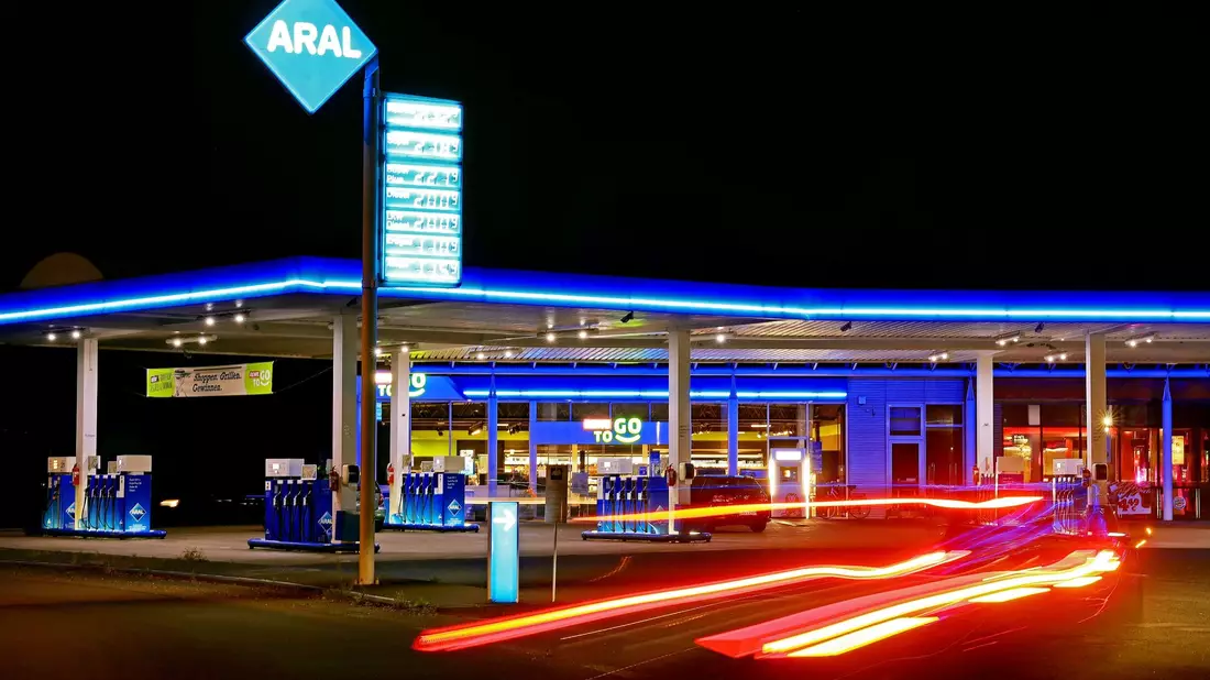 Deutschlands größte Tankstellenkette Aral will die Anzahl ihrer Ultraschnellladepunkte mehr als verzehnfachen. - Bild: Oliver Berg/dpa