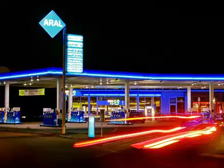 Deutschlands größte Tankstellenkette Aral will die Anzahl ihrer Ultraschnellladepunkte mehr als verzehnfachen. - Foto: Oliver Berg/dpa