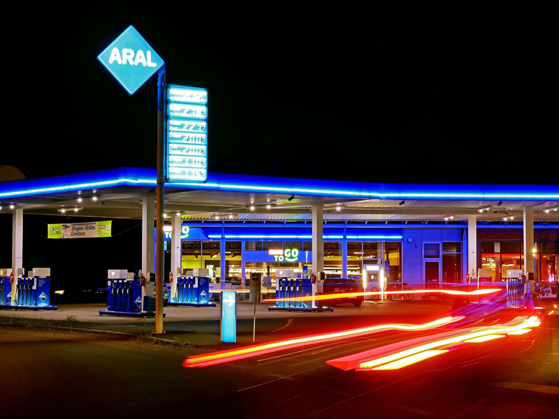 Deutschlands größte Tankstellenkette Aral will die Anzahl ihrer Ultraschnellladepunkte mehr als verzehnfachen. - Foto: Oliver Berg/dpa