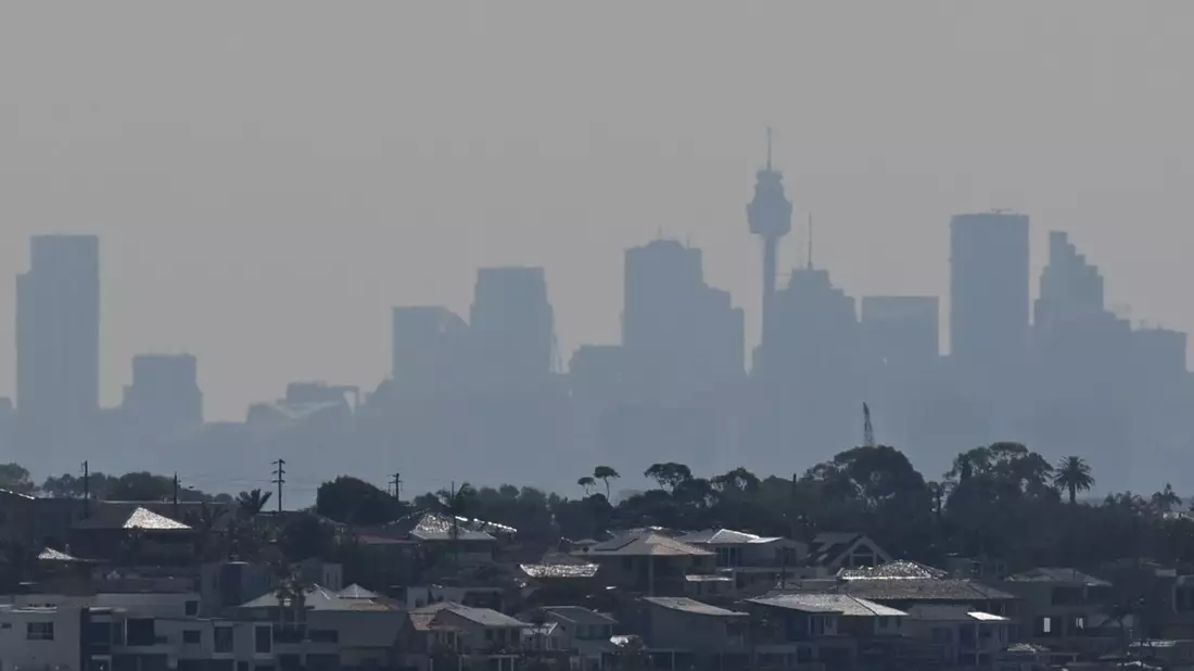 Über Teilen der australischen Metropole Sydney hängt eine Qualmglocke. - Bild: Dean Lewins/AAP/dpa