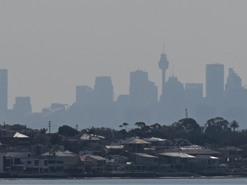Über Teilen der australischen Metropole Sydney hängt eine Qualmglocke. - Foto: Dean Lewins/AAP/dpa