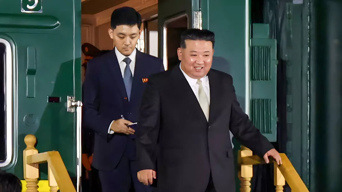 Nordkoreas Staatschef Kim Jong Un steigt aus seinem Zug, nachdem er die Grenze zu Russland in Chassan etwa 127 Kilometer südlich von Wladiwostok überquert hat. - Bild: Uncredited/Press Office of the Primorsky Krai Region Administration/AP/dpa