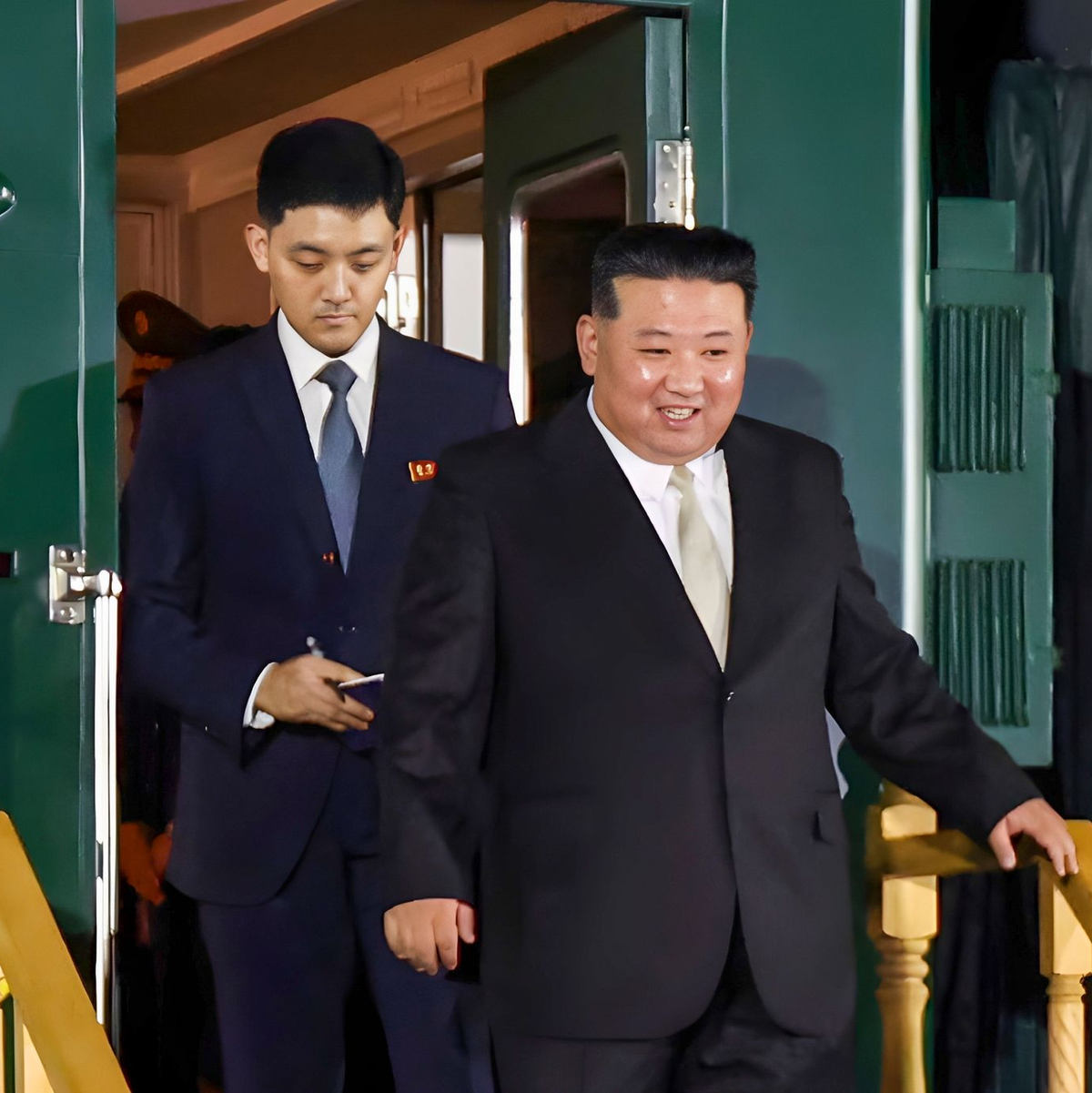 Nordkoreas Staatschef Kim Jong Un steigt aus seinem Zug, nachdem er die Grenze zu Russland in Chassan etwa 127 Kilometer südlich von Wladiwostok überquert hat. - Foto: Uncredited/Press Office of the Primorsky Krai Region Administration/AP/dpa