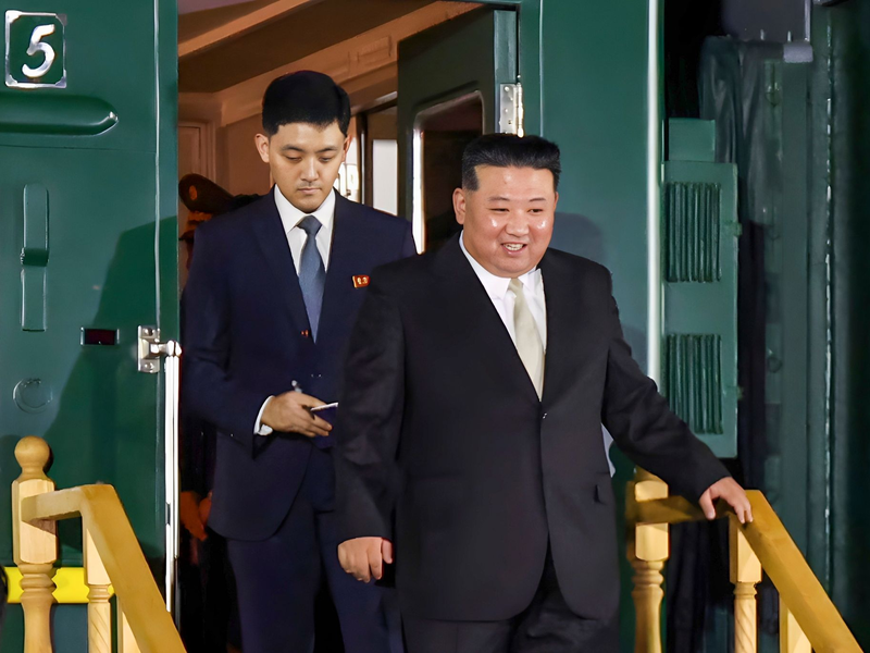 Nordkoreas Staatschef Kim Jong Un steigt aus seinem Zug, nachdem er die Grenze zu Russland in Chassan etwa 127 Kilometer südlich von Wladiwostok überquert hat. - Foto: Uncredited/Press Office of the Primorsky Krai Region Administration/AP/dpa