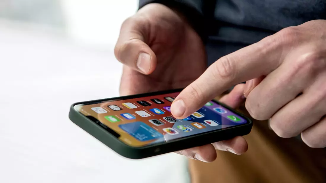 Beim iPhone 12 soll der Grenzwert für unmittelbaren Körperkontakt - etwa in der Hand oder in der Hosentasche - überschritten worden sein. - Bild: Zacharie Scheurer/dpa