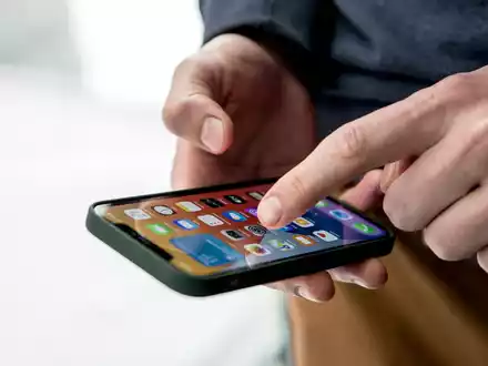 Beim iPhone 12 soll der Grenzwert für unmittelbaren Körperkontakt - etwa in der Hand oder in der Hosentasche - überschritten worden sein. - Foto: Zacharie Scheurer/dpa