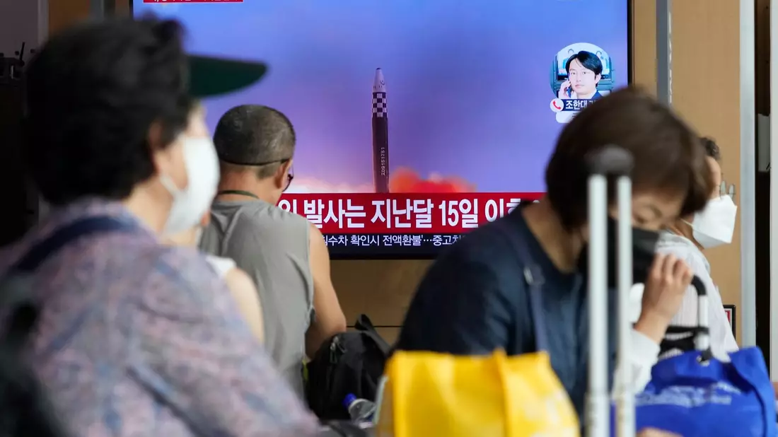Ein Fernsehbildschirm im Seouler Bahnhof zeigt ein Bild eines älteren nordkoreanischen Raketenstarts. - Bild: Ahn Young-joon/AP