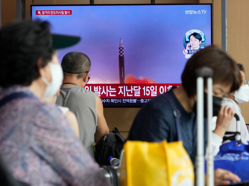 Ein Fernsehbildschirm im Seouler Bahnhof zeigt ein Bild eines älteren nordkoreanischen Raketenstarts. - Foto: Ahn Young-joon/AP