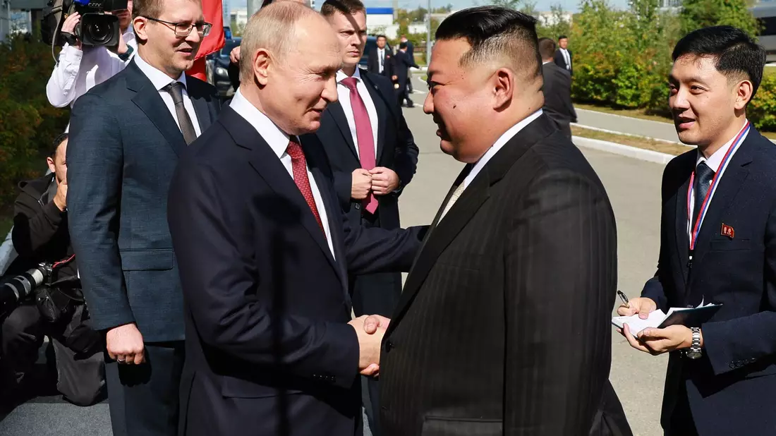 Russlands Präsident Wladimir Putin (l), begrüßt Kim Jong Un, Machthaber von Nordkorea, am Weltraumbahnhof Kosmodrom Wostotschny. - Bild: Vladimir Smirnov/Pool Sputnik Kremlin/AP/dpa
