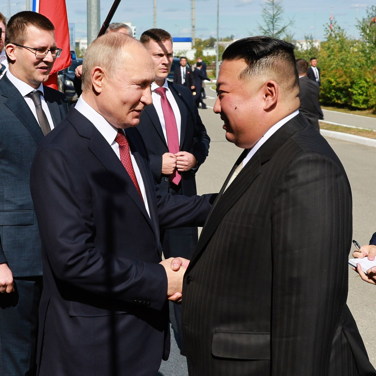 Russlands Präsident Wladimir Putin (l), begrüßt Kim Jong Un, Machthaber von Nordkorea, am Weltraumbahnhof Kosmodrom Wostotschny. - Foto: Vladimir Smirnov/Pool Sputnik Kremlin/AP/dpa