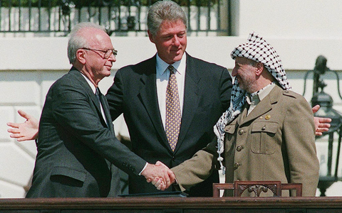 Ein Handschlag, der die Hoffnungen auf einen Frieden zwischen Israel und den Palästinensern symbolisiert: Der damalige Ministerpräsident von Israel, Izchak Rabin (l), und Jassir Arafat (r), damaliger Vorsitzender der Palästinensischen Befreiungsorganisation PLO, geben sich im Beisein von Ex-US-Präsident Bill Clinton die Hand. - Foto: Avi Ohayon/Israeli Government Pr/EPA/dpa
