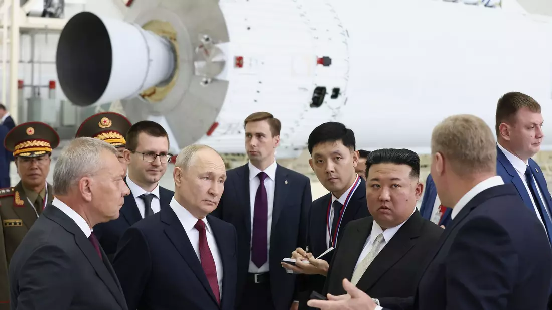 Wladimir Putin und Kim Jong-un unterhalten sich in einer Raketenmontagehalle. - Bild: Artyom Geodakyan/Pool Sputnik Kremlin/AP/dpa