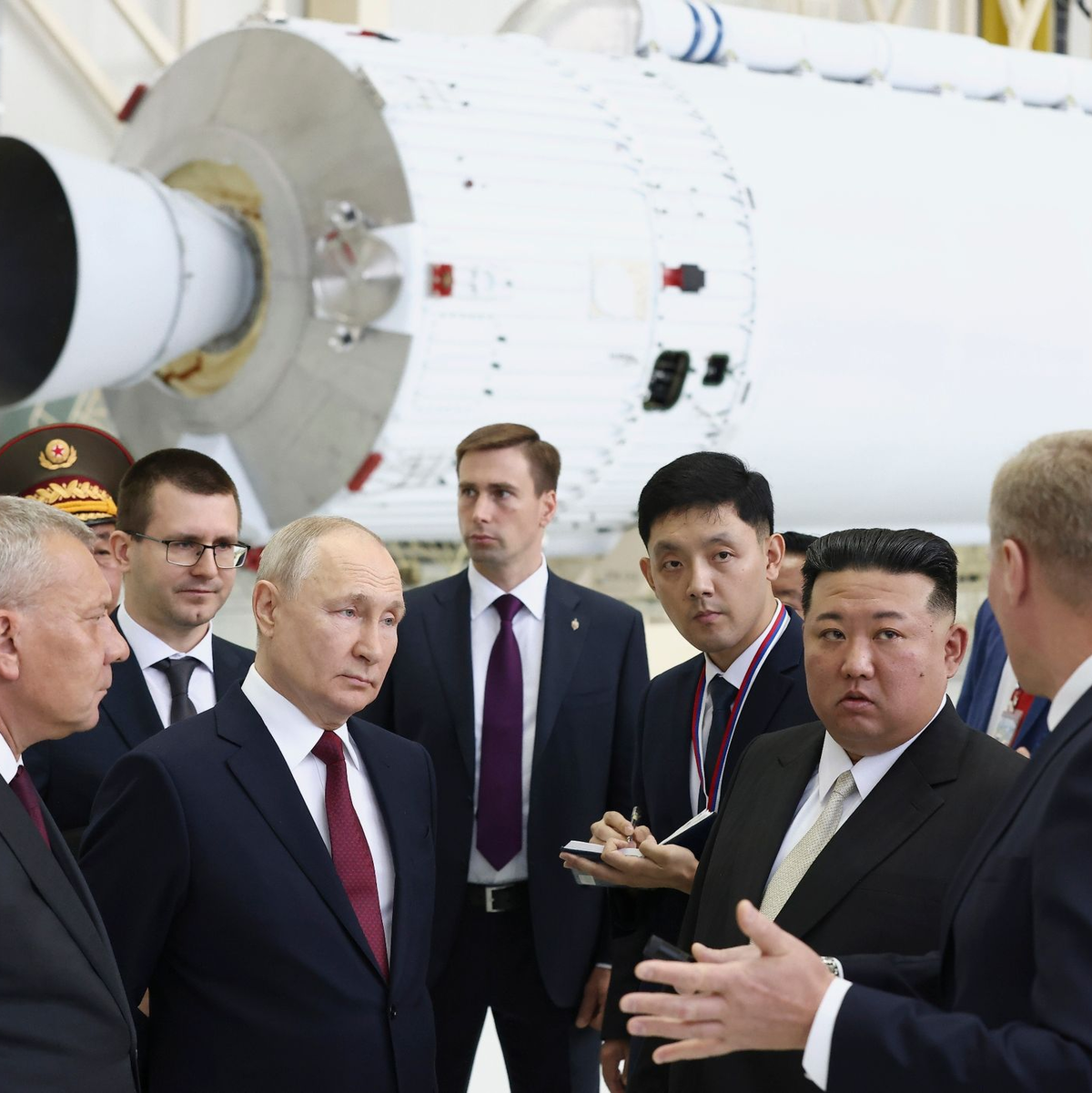 Wladimir Putin und Kim Jong-un unterhalten sich in einer Raketenmontagehalle. - Foto: Artyom Geodakyan/Pool Sputnik Kremlin/AP/dpa