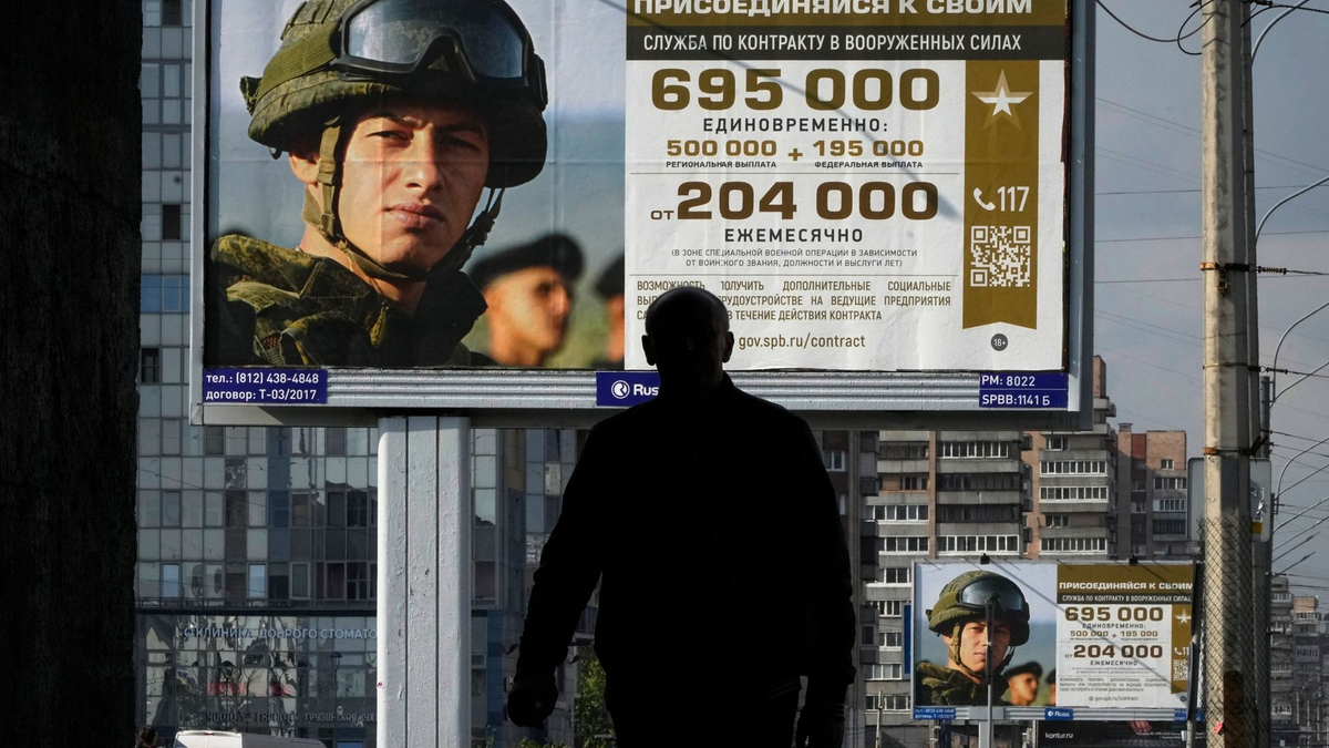 Plakate in St. Petersburg werben für den Wehrdienst in der russischen Armee. - Foto: Dmitri Lovetsky/AP/dpa