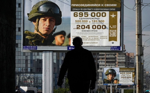 Plakate in St. Petersburg werben für den Wehrdienst in der russischen Armee. - Foto: Dmitri Lovetsky/AP/dpa Plakate in St. Petersburg werben für den Wehrdienst in der russischen Armee. - Foto: Dmitri Lovetsky/AP/dpa