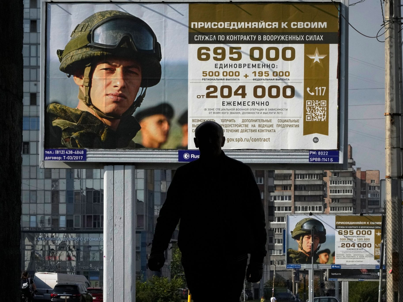 Plakate in St. Petersburg werben für den Wehrdienst in der russischen Armee. - Foto: Dmitri Lovetsky/AP/dpa
