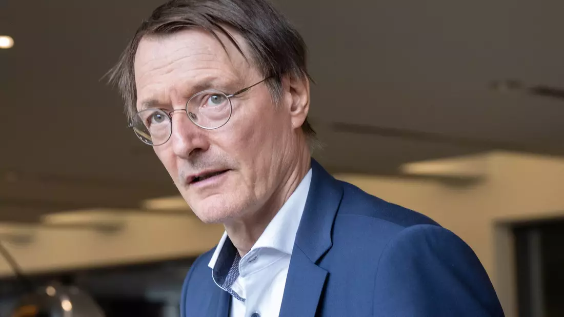 Das Ministerium von Gesundheitsminister Lauterbach verspricht sich dem geplanten Krankenhaus-Register auch Motivation für die Kliniken zu Qualitätsverbesserungen. - Bild: Boris Roessler/dpa