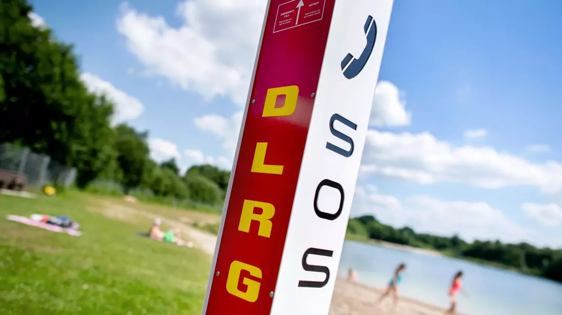 Eine Notrufsäule der DLRG am Rande eines Badesees. - Bild: Hauke-Christian Dittrich/dpa