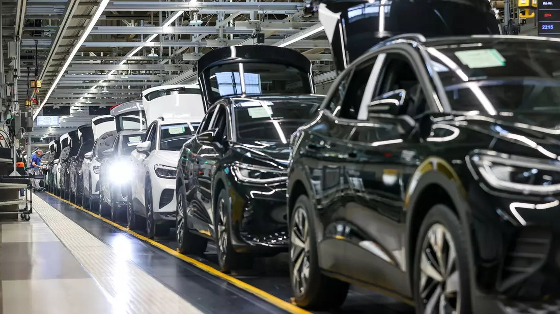 Verschiedene E-Fahrzeuge laufen im Werk von Volkswagen in Zwickau übers Band - besonders beliebt scheinen sie nicht zu sein. - Bild: Jan Woitas/dpa