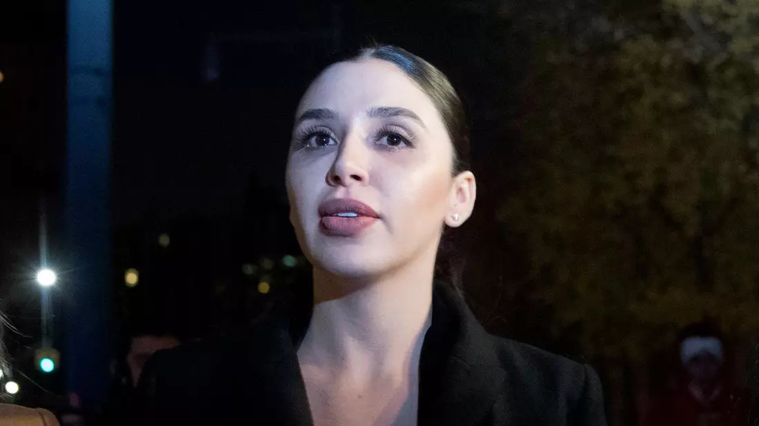Emma Coronel, die Frau von Joaquin «El Chapo» Guzman, verlässt das Bundesgericht in Brooklyn nach dem Prozessauftakt gegen ihren Mann (2018). - Bild: Mary Altaffer/AP/dpa