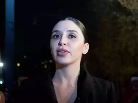 Emma Coronel, die Frau von Joaquin «El Chapo» Guzman, verlässt das Bundesgericht in Brooklyn nach dem Prozessauftakt gegen ihren Mann (2018). - Foto: Mary Altaffer/AP/dpa