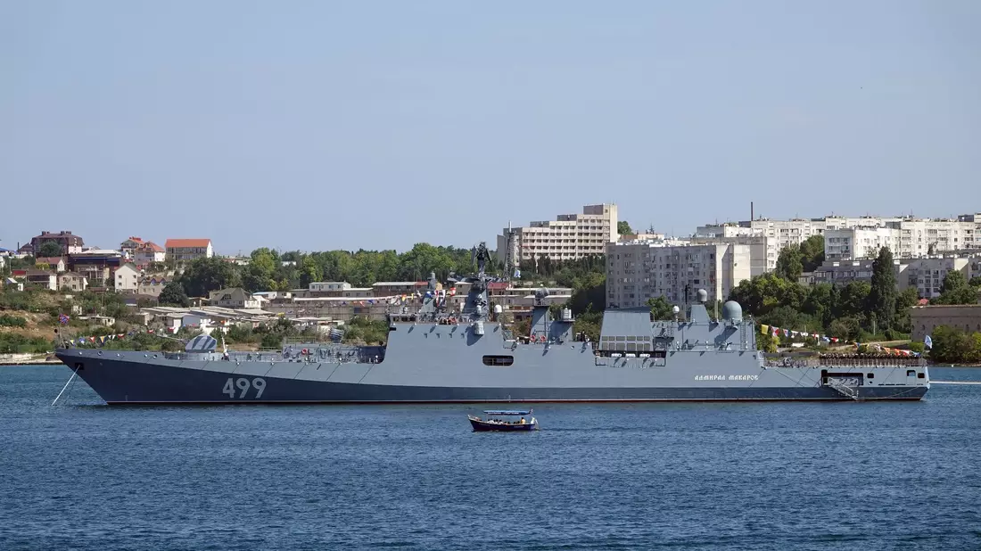 Ein russisches Kriegsschiff liegt vor der Hafenstadt Sewastopol. Hier soll es zu einem ukrainischen Angriff gekommen sein. - Bild: Ulf Mauder/dpa