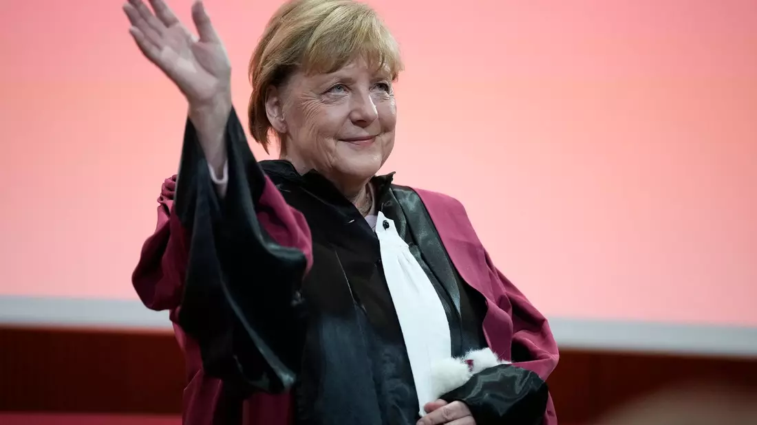 Ex-Bundeskanzlerin Angela Merkel hat erst kürzlich die Ehrendoktorwürde erhalten. Jetzt feierte sie erneut ihr Abitur. - Bild: Lewis Joly/AP/dpa