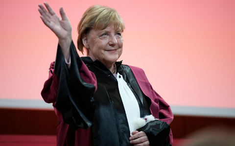 Ex-Bundeskanzlerin Angela Merkel hat erst kürzlich die Ehrendoktorwürde erhalten. Jetzt feierte sie erneut ihr Abitur. - Foto: Lewis Joly/AP/dpa