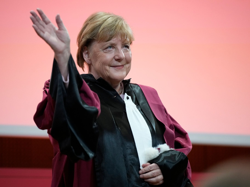 Ex-Bundeskanzlerin Angela Merkel hat erst kürzlich die Ehrendoktorwürde erhalten. Jetzt feierte sie erneut ihr Abitur. - Foto: Lewis Joly/AP/dpa