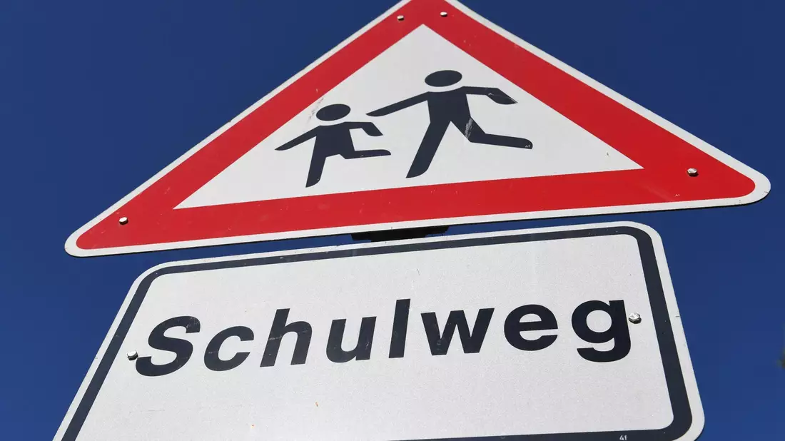Ein Mann soll ein Mädchen auf dem Weg zur Schule entführt und sexuell missbraucht haben. (Symbolbild) - Bild: Stefan Sauer/dpa-Zentralbild/dpa