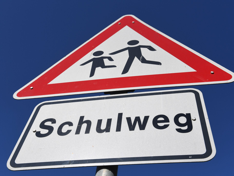 Ein Mann soll ein MĂ€dchen auf dem Weg zur Schule entfĂŒhrt und sexuell missbraucht haben (Symbolbild). - Foto: Stefan Sauer/dpa-Zentralbild/dpa