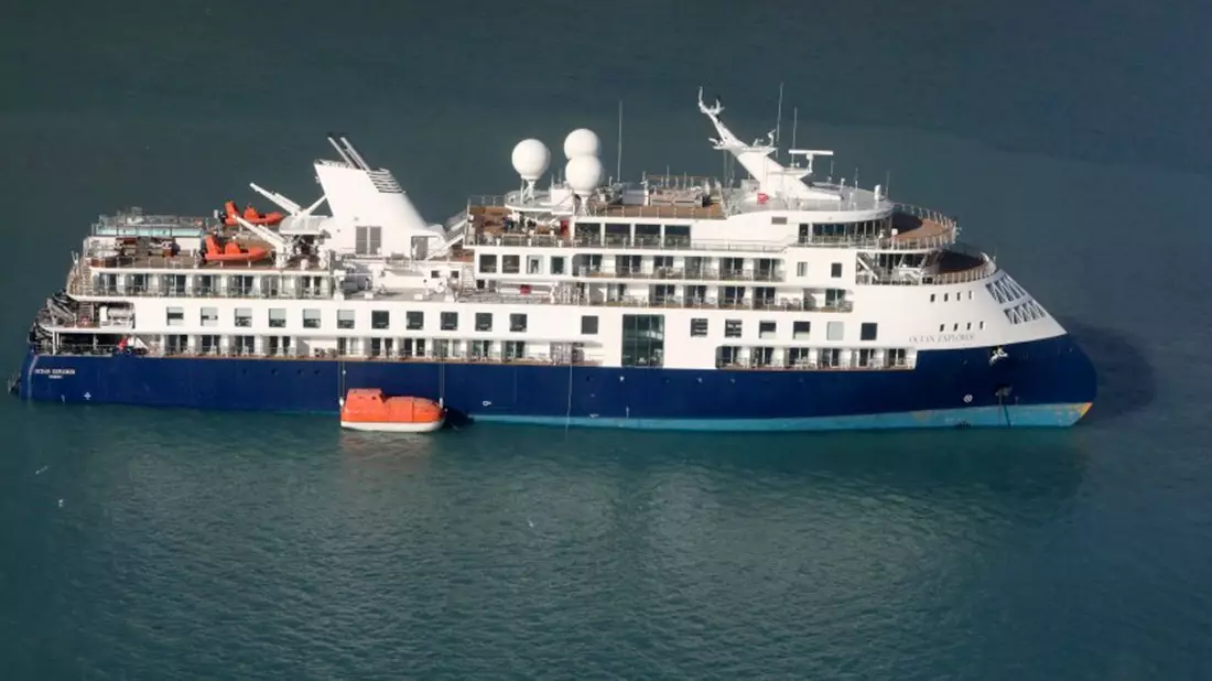 Die «Ocean Explorer» ist vor Grönland auf Grund gelaufen. - Bild: Uncredited/Danish Air Force/Joint Artic Command/AP/dpa