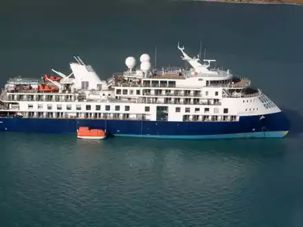 Die «Ocean Explorer» ist vor Grönland auf Grund gelaufen. - Foto: Uncredited/Danish Air Force/Joint Artic Command/AP/dpa