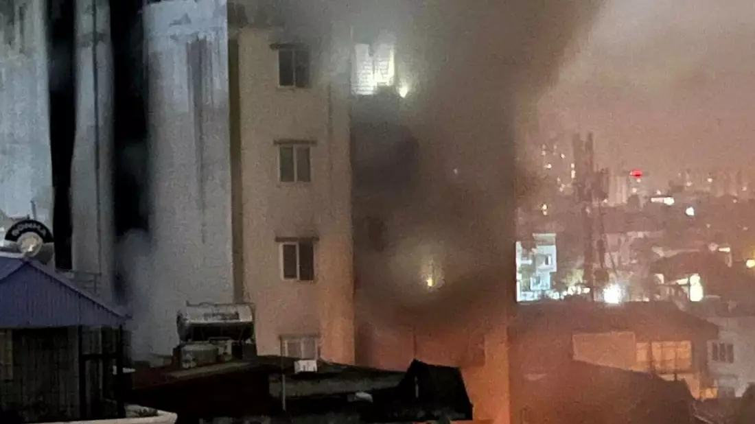 Rauch steigt aus einem brennenden Gebäude in Hanoi. - Bild: Nhan Huu Sang/VNA/AP/dpa