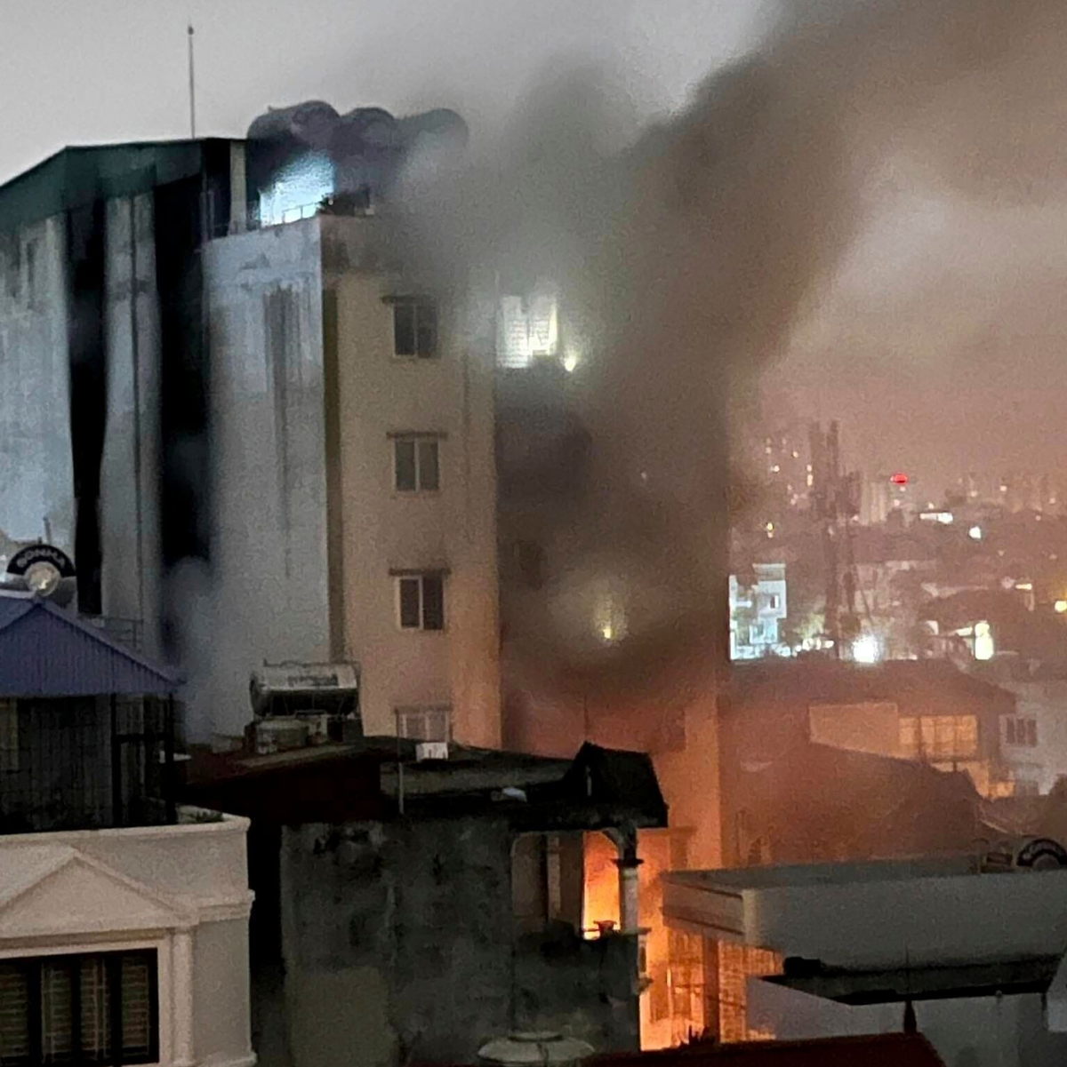 Rauch steigt aus dem brennenden Gebäude in Hanoi. - Foto: Nhan Huu Sang/VNA/AP/dpa