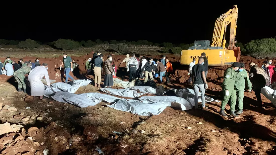 Menschen begraben die Leichen der Opfer, die bei dem verheerenden Unwetter mit Überwemmungen ums Leben gekommen sind. - Bild: Yousef Murad/AP/dpa