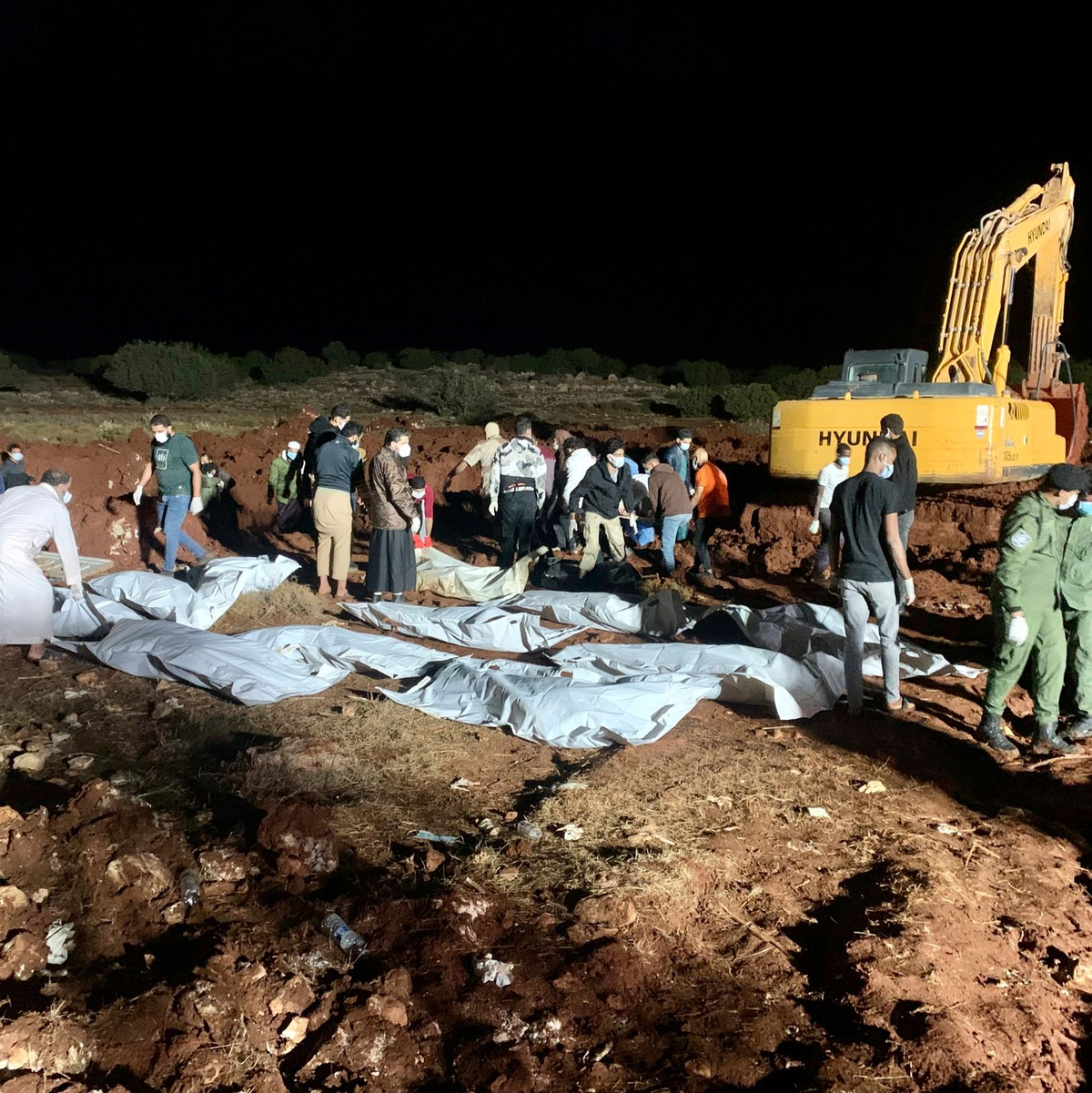 Menschen begraben die Leichen der Opfer, die bei dem verheerenden Unwetter mit Überwemmungen ums Leben gekommen sind. - Foto: Yousef Murad/AP/dpa