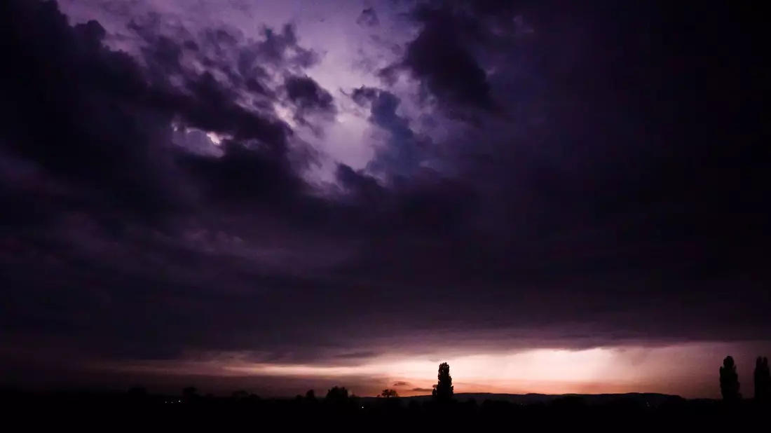 Wie lange sich die Gewitter halten, ist laut DWD noch nicht absehbar. (Archivbild) - Bild: Julian Stratenschulte/dpa