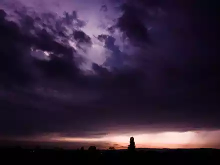 Wie lange sich die Gewitter halten, ist laut DWD noch nicht absehbar. (Archivbild) - Foto: Julian Stratenschulte/dpa