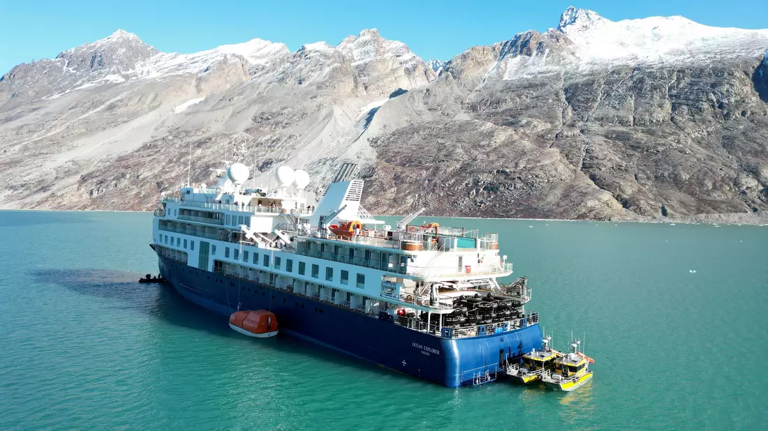 Das Kreuzfahrtschiff «Ocean Explorer» ist auf Grund gelaufen. - Bild: Uncredited/SIRIUS/Joint Artic Command/AP/dpa
