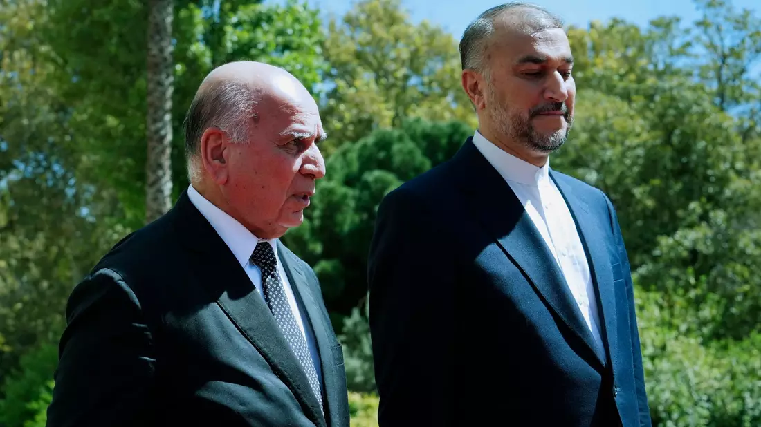 Iraks Außenminister Fuad Hussein (l) und sein iranischer Kollege Hossein Amirabdollahian treffen sich zu Gesprächen. - Bild: Vahid Salemi/AP/dpa