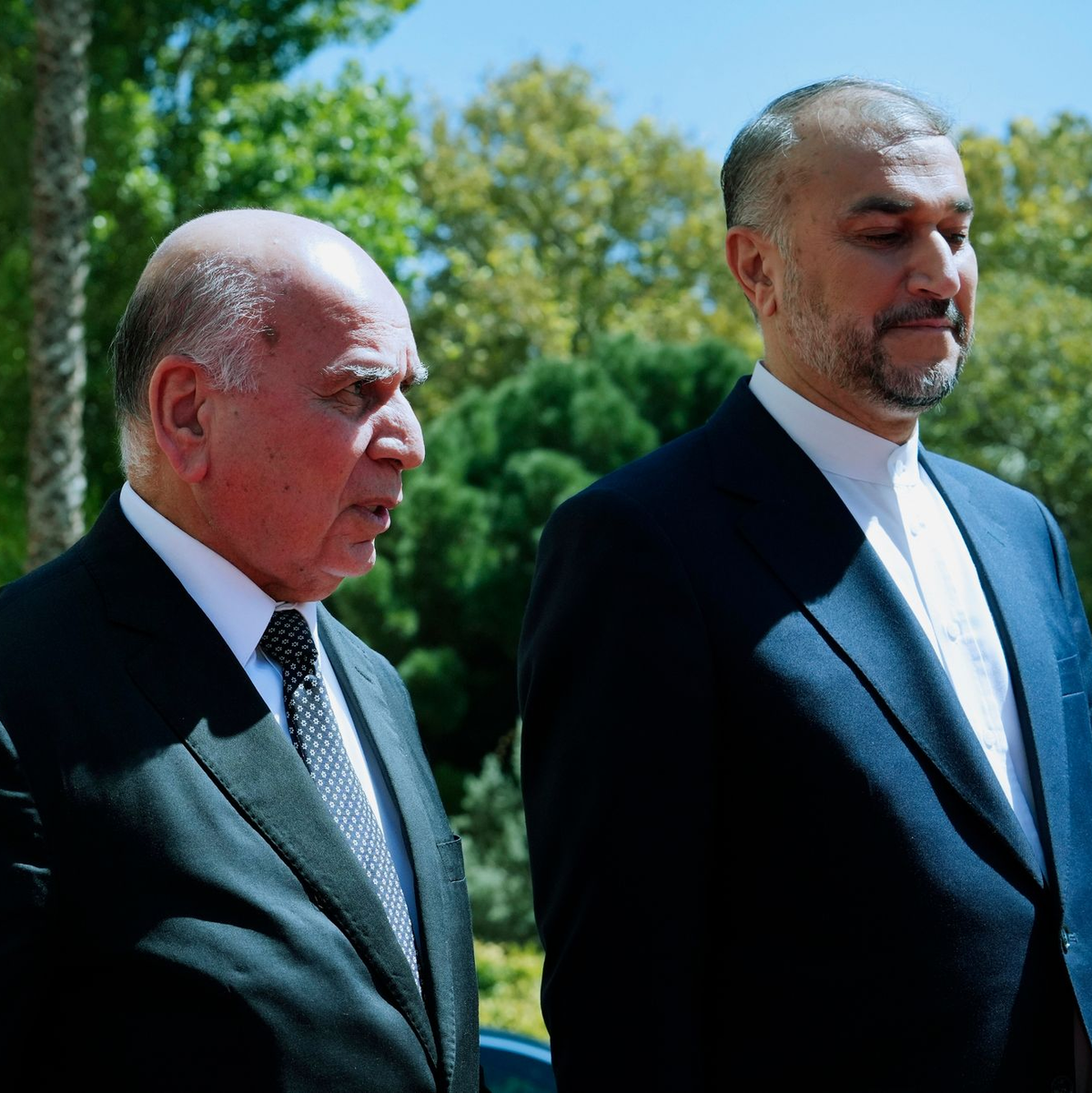 Iraks Außenminister Fuad Hussein (l) und sein iranischer Kollege Hossein Amirabdollahian treffen sich zu Gesprächen. - Foto: Vahid Salemi/AP/dpa