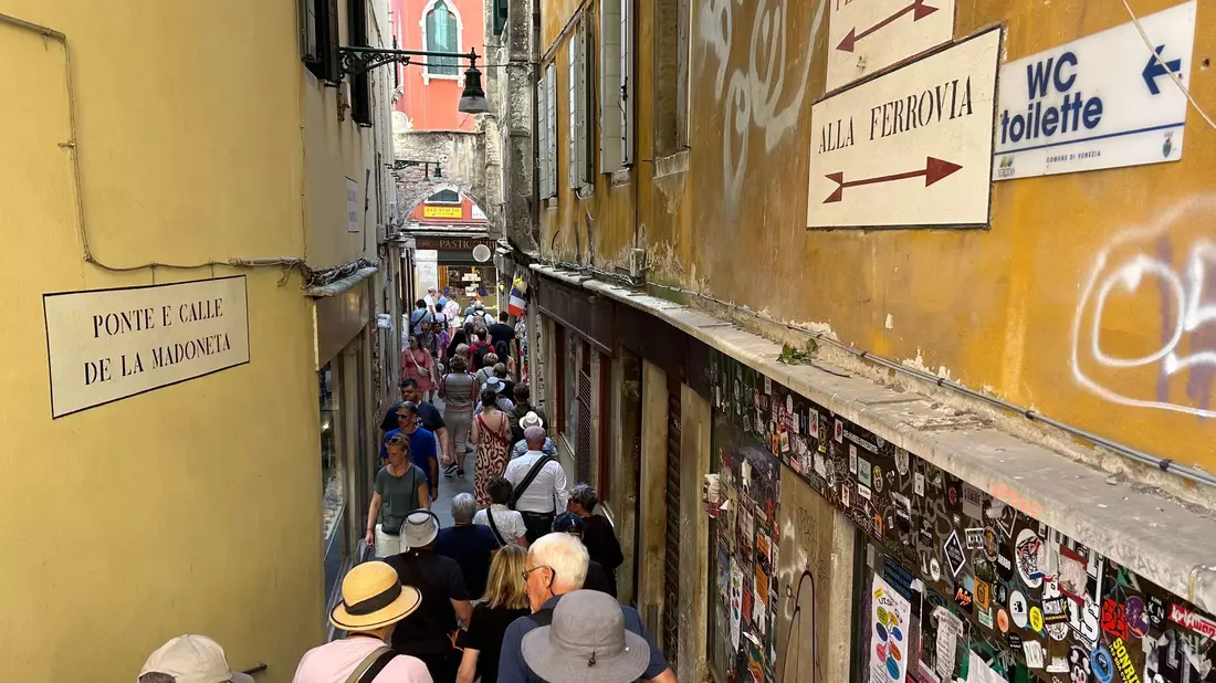 Besucher drängen sich in Venedigs Calle de la Madoneta. - Bild: Christoph Sator/dpa