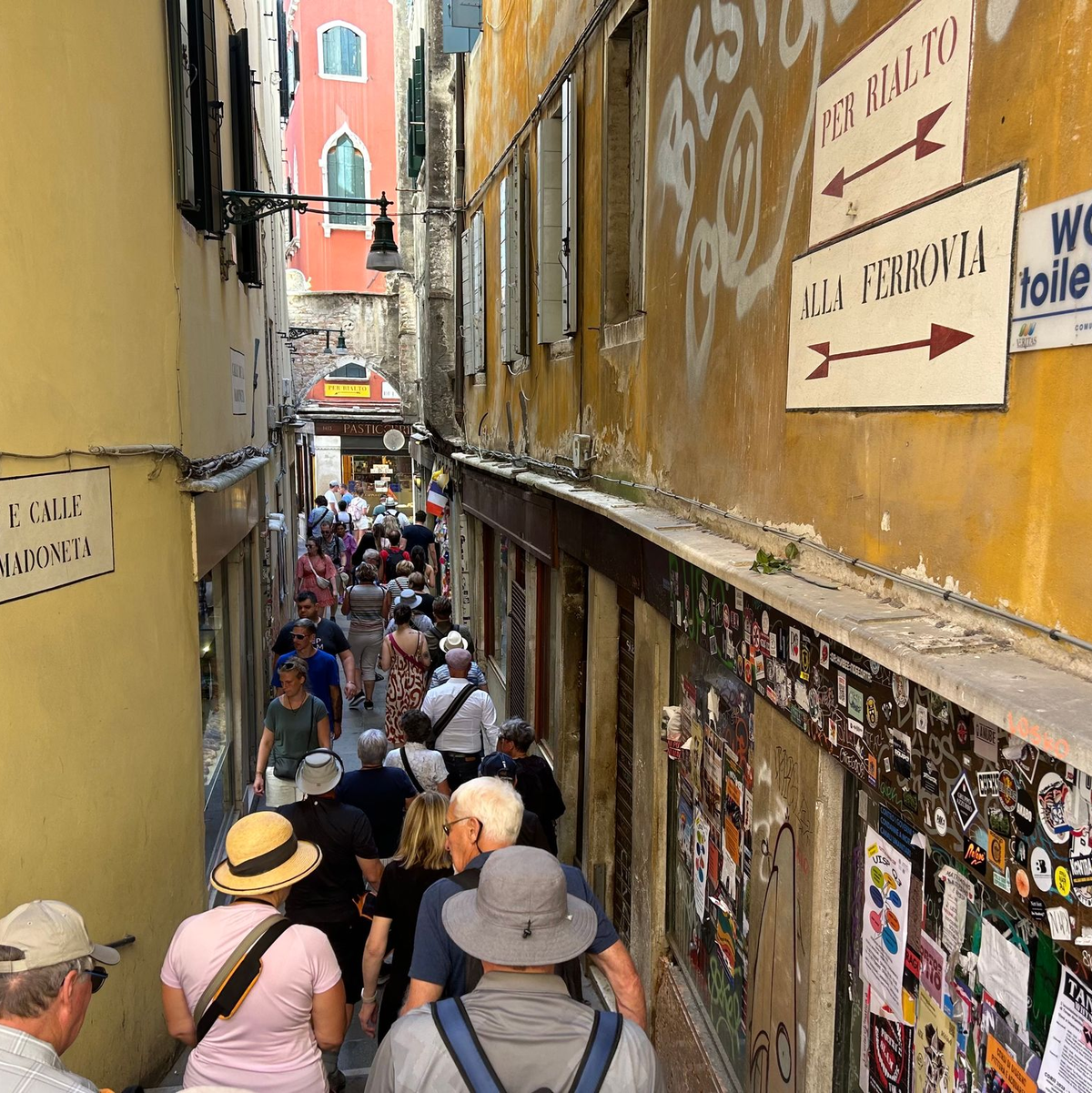 Besucher drängen sich in Venedigs Calle de la Madoneta. - Foto: Christoph Sator/dpa