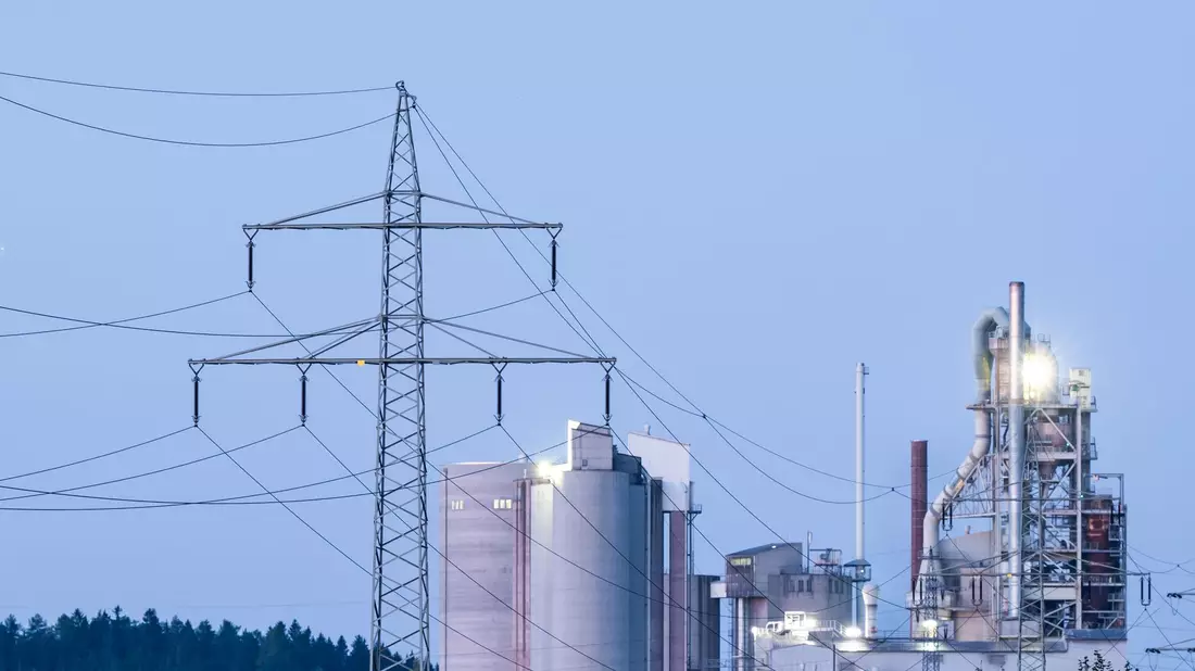 Ökonomen sehen die geplanten Maßnahmen zur Senkung der Industriestrompreise der SPD kritisch. - Bild: Silas Stein/dpa